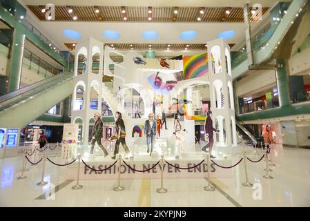HONG KONG - 17 MAI 2015 : intérieur du New Town Plaza. New Town Plaza est un centre commercial dans le centre-ville de Sha Tin à Hong Kong. Développé par Sun Hung Banque D'Images