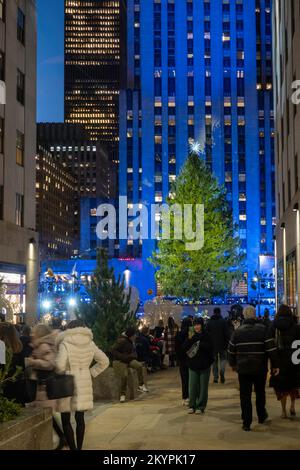 L'arbre de Noël du Rockefeller Center est une tradition de vacances emblématique à New York City, USA 2022 Banque D'Images