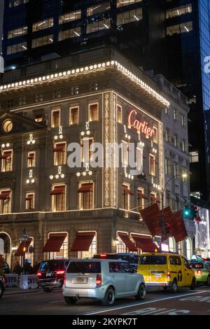 Le manoir Cartier avec 2022 décorations de vacances sur Fifth Avenue, New York, Etats-Unis Banque D'Images