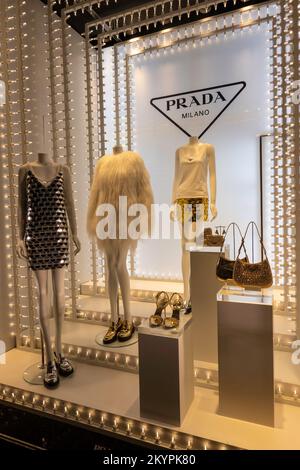 Fifth Avenue est bordée de magasins de marque de luxe à New York City, USA 2022 Banque D'Images