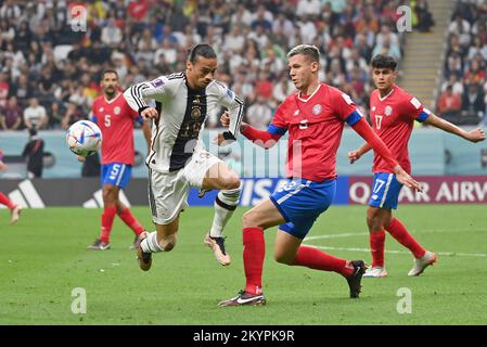 Qatar, 01/12/2022, de gauche à droite Leroy SANE (GER), Juan Pablo VARGAS (CRC), Yeltsin TEJEDA (CRC), action, duels, Costa Rica (CRC) - Allemagne (GER), Groupe Stage E, 3rd match day, Stade Al-Bayt à Al-Khor, on 1 décembre 2022, coupe du monde de football 2022 au Qatar de 20 novembre. - 18.12.2022 Banque D'Images