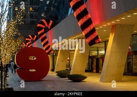 Le Solow Building, situé au 9 W. 57th Street, est décoré de Cannes de bonbons pour les vacances, NYC 2022 Banque D'Images