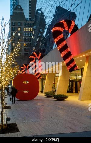 Le Solow Building, situé au 9 W. 57th Street, est décoré de Cannes de bonbons pour les vacances, NYC 2022 Banque D'Images