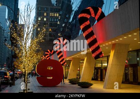 Le Solow Building, situé au 9 W. 57th Street, est décoré de Cannes de bonbons pour les vacances, NYC 2022 Banque D'Images