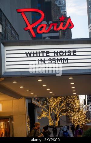 Paris Theatre Marquee à New York, Etats-Unis décembre 2021 Banque D'Images