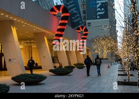 Le Solow Building est décoré de Cannes géantes en bonbon pendant la période des fêtes, New York 2022 Banque D'Images