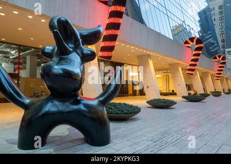 Joan Miro's Moonbird Sculpture avec le Solow Building décoré de vacances en arrière-plan, New York 2022 Banque D'Images