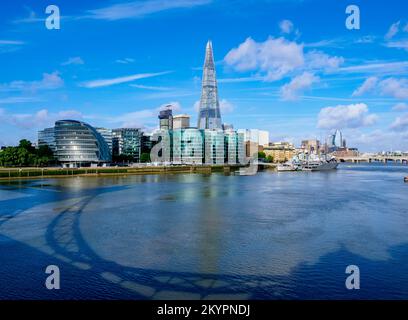 Architecture moderne par le Queens Walk et le Shard vu de Tower Bridge, Londres, Angleterre, Royaume-Uni Banque D'Images
