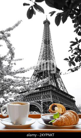 Café chaud avec croissants servi sur un plateau en bois contre la Tour Eiffel à Paris, France Banque D'Images