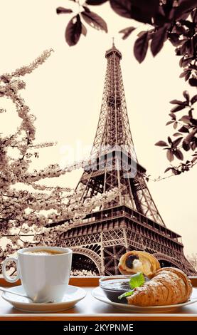 Café chaud avec croissants servi sur un plateau en bois contre la Tour Eiffel à Paris, France Banque D'Images