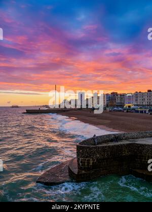 Vue sur le front de mer de Brighton Palace Pier au coucher du soleil, ville de Brighton et Hove, East Sussex, Angleterre, Royaume-Uni Banque D'Images