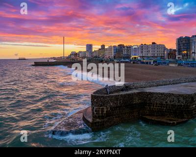 Vue sur le front de mer de Brighton Palace Pier au coucher du soleil, ville de Brighton et Hove, East Sussex, Angleterre, Royaume-Uni Banque D'Images