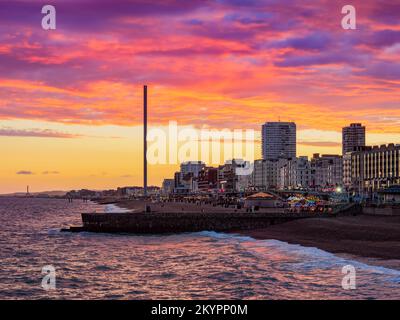 Vue sur le front de mer de Brighton Palace Pier au coucher du soleil, ville de Brighton et Hove, East Sussex, Angleterre, Royaume-Uni Banque D'Images