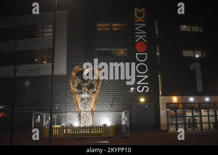 The Knife Angel par l'artiste Alfie Bradley au stade Milton Keynes, décembre 2022. Banque D'Images