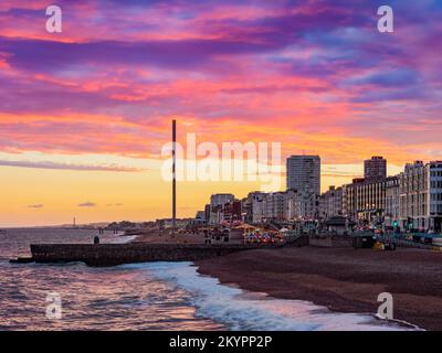 Vue sur le front de mer de Brighton Palace Pier au coucher du soleil, ville de Brighton et Hove, East Sussex, Angleterre, Royaume-Uni Banque D'Images