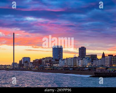 Vue sur le front de mer de Brighton Palace Pier au coucher du soleil, ville de Brighton et Hove, East Sussex, Angleterre, Royaume-Uni Banque D'Images