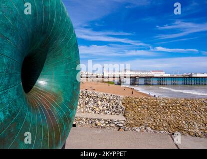 Afloat Sculpture près de Brighton Palace Pier, ville de Brighton et Hove, East Sussex, Angleterre, Royaume-Uni Banque D'Images