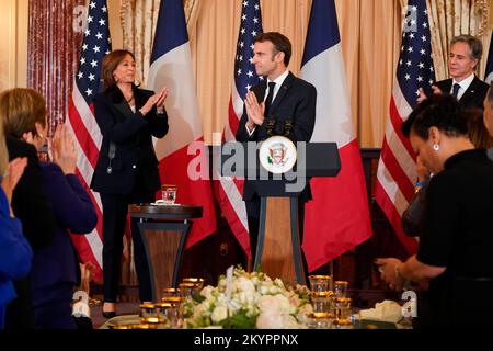 Washington, Vereinigte Staaten. 01st décembre 2022. Le président français Emmanuel Macron, au centre, accuse les applaudissements du vice-président des États-Unis, Kamala Harris, et du secrétaire d'État américain, Antony Blinken. Regardez un déjeuner en l'honneur du président français au département d'État de Washington, DC, jeudi, 1 décembre 2022. Crédit : Leigh Vogel/Pool via CNP/dpa/Alay Live News Banque D'Images