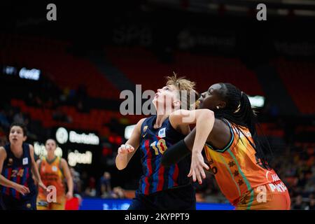 Valence, Espagne. 01st décembre 2022. Kristina Rakovic #10 de Barca CBS (L), Awa Fam #23 de Valencia basket (R) vu en action pendant la Ligue des femmes Endesa au Fuente de San Luis Sport Hall.final score; Valencia basket 91:34 Barca Basquet CBS. Crédit : SOPA Images Limited/Alamy Live News Banque D'Images