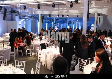 Berlin, Allemagne. 01st décembre 2022. Vue sur le hall de la cérémonie des « GQ Men of the Year Awards » dans les garages Kant. Les prix « en de l'année » du magazine Lifestyle « GQ » sont décernés dans plusieurs pays - également aux femmes. Crédit : Gerald Matzka/dpa/Alay Live News Banque D'Images