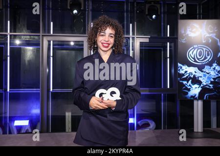 Berlin, Allemagne. 01st décembre 2022. La lauréate Martine Rose, designer de mode britannique, a remporté son trophée après la cérémonie de remise des prix aux « GQ Men of the Year Awards » dans les garages Kant. Les prix « en de l'année » du magazine Lifestyle « GQ » sont décernés dans plusieurs pays - également aux femmes. Crédit : Gerald Matzka/dpa/Alay Live News Banque D'Images