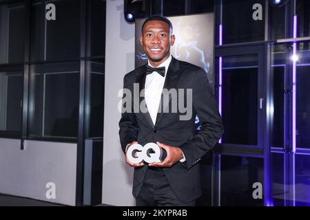 Berlin, Allemagne. 01st décembre 2022. David Alaba, joueur de football autrichien, a remporté son trophée après la cérémonie de remise des prix aux « GQ Men of the Year Awards » dans les garages Kant. Les prix « en de l'année » du magazine Lifestyle « GQ » sont décernés dans plusieurs pays - également aux femmes. Crédit : Gerald Matzka/dpa/Alay Live News Banque D'Images