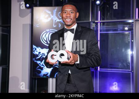 Berlin, Allemagne. 01st décembre 2022. Le lauréat David Alaba, joueur de football autrichien, a remporté son trophée après la cérémonie de remise des prix aux « GQ Men of the Year Awards » dans les garages Kant. Les prix « en de l'année » du magazine Lifestyle « GQ » sont décernés dans plusieurs pays - également aux femmes. Crédit : Gerald Matzka/dpa/Alay Live News Banque D'Images