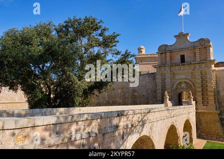 La porte de Mdina, également connue sous le nom de porte principale ou porte de Vilhena, de la ville fortifiée a été construite dans le style baroque en 1724 - Mdina, Malte Banque D'Images