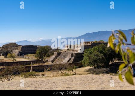 Vue de la plate-forme Nord à Monte Alban, un site archéologique de Zapotec à Oaxaca, au Mexique — 2 Banque D'Images