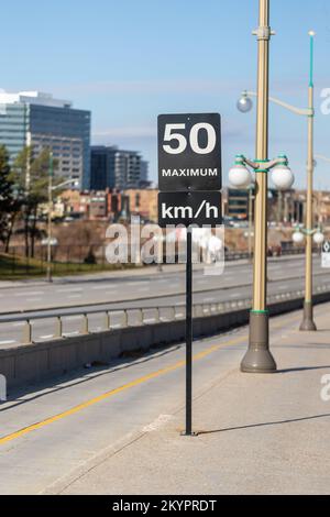 Limite de vitesse signalisation routière dans la rue, maximum de 50 km/h à Ottawa, Canada. Règles de conduite Banque D'Images