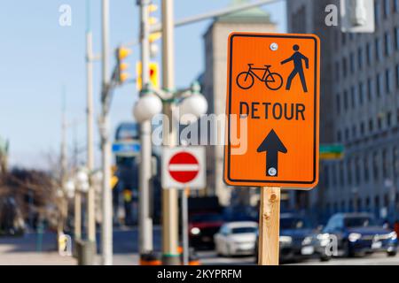 Signe orange de détour pour les vélos et les piétons. Fermé pour les vélos et les personnes à pied dans le centre-ville d'Ottawa, Canada Banque D'Images