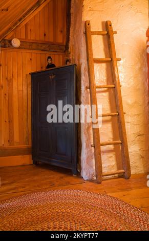 Armoire antique et échelle en bois dans le couloir à l'étage à l'intérieur de la vieille maison de style canariana vers 1830. Banque D'Images