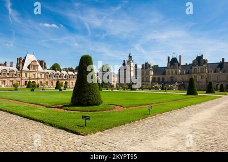 Cour d'Honneur (appelé auparavant la Cour du Cheval blanc), Château de Fontainebleau, près de Paris, France Banque D'Images