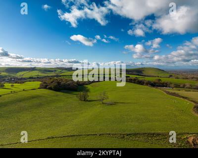 Une vue aérienne des South Downs vers l'ouest en direction de Wolstonbury Hill et Saddlescombe depuis la proximité des moulins à vent de Clayton en automne, East Sussex, Royaume-Uni Banque D'Images