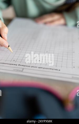 Devoirs. Mathématiques devoirs.étudiant fait une affectation de mathématiques.étude et concept d'éducation.école fait ses devoirs. crayon dans une main d'enfant Banque D'Images