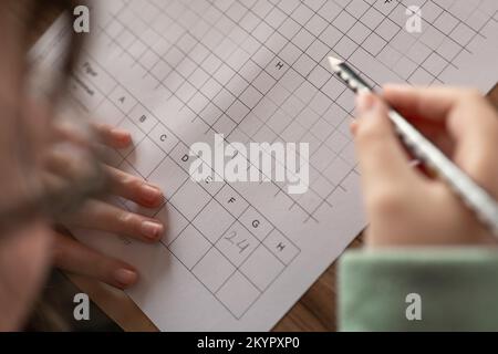 Devoirs mathématiques.devoirs.cours de mathématiques.l'élève fait un devoir de mathématiques.concept d'études et d'éducation.la jeune fille fait ses devoirs. crayon dans un Banque D'Images