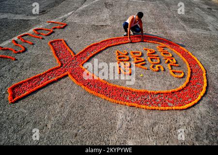 Kolkata, Inde. 01st décembre 2022. Un activiste a vu préparer un ruban rouge pendant la campagne de sensibilisation à la Journée mondiale du sida. La Journée mondiale du sida est célébrée chaque année sur 1 décembre pour sensibiliser et soutenir les personnes vivant avec le VIH/sida. Crédit : SOPA Images Limited/Alamy Live News Banque D'Images