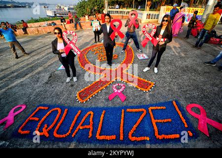 Kolkata, Inde. 01st décembre 2022. Des activistes de la société de prévention de la thalassémie et du sida ont organisé une manifestation pour sensibiliser les gens à la prévention et à la discrimination du sida. La Journée mondiale du sida est célébrée chaque année sur 1 décembre pour sensibiliser et soutenir les personnes vivant avec le VIH/sida. Crédit : SOPA Images Limited/Alamy Live News Banque D'Images