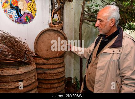 Hama, Syrie. 17th novembre 2022. Muhammad Saud, l'un des rares producteurs de soie en Syrie, montre ses outils pour la fabrication de la soie à son atelier à domicile dans le village de Deir Mama, province de Hama, Syrie, 17 novembre 2022. Bien qu'il sache que l'engin de reproduction du ver à soie a presque disparu dans une Syrie ravagée par la guerre, Saud a transformé une partie de sa maison en musée de la soie, en respectant l'élevage de ses ancêtres à l'ancienne.POUR Y ALLER, « Feature: L'éleveur du ver à soie lutte pour maintenir la sériculture en vie en Syrie » Credit: Ammar Safarjalani/Xinhua/Alamy Live News Banque D'Images