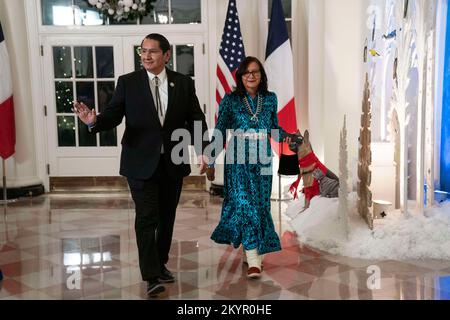 Washington, DC, Etats-Unis, 1 décembre 2022, Jonathan nez, Le président de la nation Navajo et Phefelia Nez arrivent pour assister à un dîner d'État en l'honneur du président Emmanuel Macron et de Brigitte Macron de France, organisé par le président des États-Unis Joe Biden et la première dame Dr. Jill Biden à la Maison Blanche à Washington, DC jeudi, 1 décembre, 2022Credit: Sarah Silbiger / piscine via CNP Banque D'Images