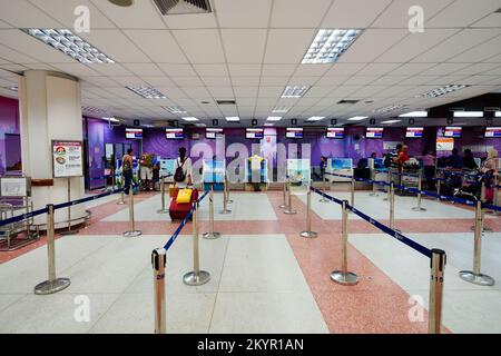 PHUKET, THAÏLANDE, - 06 NOVEMBRE 2015 : intérieur de l'aéroport international de Phuket. L'aéroport joue un rôle majeur dans l'industrie touristique de la Thaïlande, comme Phu Banque D'Images