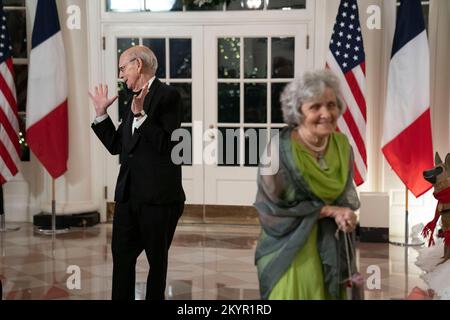 Washington, États-Unis d'Amérique. 01st décembre 2022. Steven Breyer, ancien États-Unis La juge associée de la Cour suprême et Joanna Breyer arrivent pour assister à un dîner d'État en l'honneur du président Emmanuel Macron et de Brigitte Macron de France, organisé par le président des États-Unis Joe Biden et la première dame Dr. Jill Biden à la Maison Blanche à Washington, DC jeudi, 1 décembre 2022 Credit: Sarah Silbiger/Pool/Sipa USA crédit: SIPA USA/Alay Live News Banque D'Images