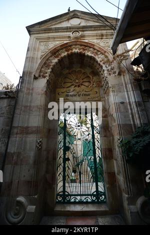 La mosquée d'Omar est un site islamique du 12th siècle, avec un minaret de 15m haut et une porte ornée, ouverte uniquement pour la prière. Vieille ville de Jérusalem. Banque D'Images