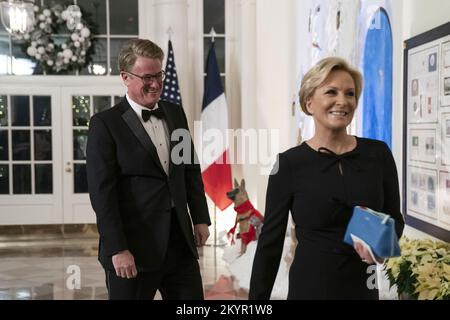 Washington, États-Unis. 01st décembre 2022. Mika Brzezinski et Charles Joseph Scarborough arrivent pour assister à un dîner d'État en l'honneur du président français Emmanuel Macron et de Brigitte Macron, accueilli jeudi par le président des États-Unis Joe Biden et la première dame Dr. Jill Biden à la Maison Blanche à Washington, DC, 1 décembre 2022. Photo de Sarah Silbiger/UPI crédit: UPI/Alay Live News Banque D'Images