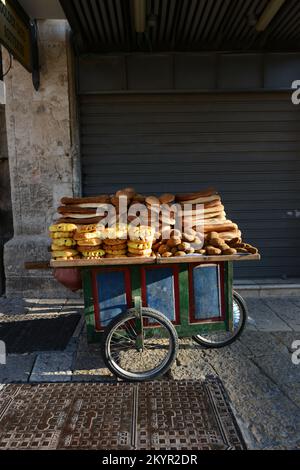 Ka'ek pain vendu à partir d'un vendeur à l'intérieur de la vieille ville de Jérusalem. Banque D'Images