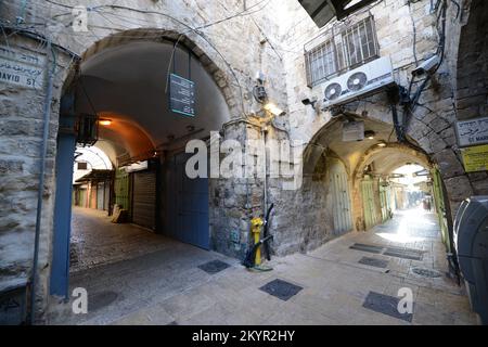 Marcher sur la rue David (route Suk el-Bazar) dans la vieille ville de Jérusalem, Israël. Banque D'Images