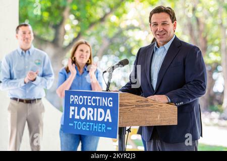 Miami, États-Unis. 01st décembre 2022. Ron DeSantis, gouverneur de Floride, parle lors d'une conférence de presse à Miami. Le gouverneur DeSantis a annoncé des prix totalisant $22,7 millions pour appuyer les améliorations de la qualité de l'eau et la protection de la baie Biscayne. ìProtecting notre environnement a été une priorité depuis le premier jour où j'ai pris le pouvoir, dit le gouverneur Ron DeSantis. Crédit : SOPA Images Limited/Alamy Live News Banque D'Images