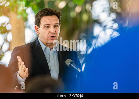 Miami, États-Unis. 01st décembre 2022. Ron DeSantis, gouverneur de Floride, parle lors d'une conférence de presse à Miami. Le gouverneur DeSantis a annoncé des prix totalisant $22,7 millions pour appuyer les améliorations de la qualité de l'eau et la protection de la baie Biscayne. ìProtecting notre environnement a été une priorité depuis le premier jour où j'ai pris le pouvoir, dit le gouverneur Ron DeSantis. Crédit : SOPA Images Limited/Alamy Live News Banque D'Images