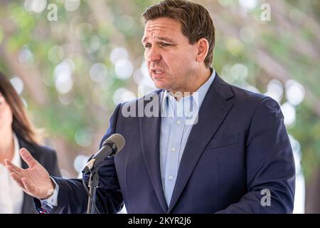 Miami, États-Unis. 01st décembre 2022. Ron DeSantis, gouverneur de Floride, parle lors d'une conférence de presse à Miami. Le gouverneur DeSantis a annoncé des prix totalisant $22,7 millions pour appuyer les améliorations de la qualité de l'eau et la protection de la baie Biscayne. ìProtecting notre environnement a été une priorité depuis le premier jour où j'ai pris le pouvoir, dit le gouverneur Ron DeSantis. Crédit : SOPA Images Limited/Alamy Live News Banque D'Images