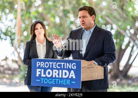 Miami, États-Unis. 01st décembre 2022. Ron DeSantis, gouverneur de Floride, parle lors d'une conférence de presse à Miami. Le gouverneur DeSantis a annoncé des prix totalisant $22,7 millions pour appuyer les améliorations de la qualité de l'eau et la protection de la baie Biscayne. ìProtecting notre environnement a été une priorité depuis le premier jour où j'ai pris le pouvoir, dit le gouverneur Ron DeSantis. Crédit : SOPA Images Limited/Alamy Live News Banque D'Images